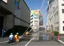 防災訓練時の一斉放水の様子(東京製造事業所)